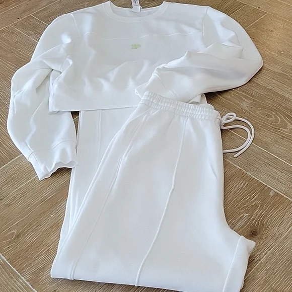 PINK Victoria Secret 2 Piece Matching Set Sweatshirt/Sweatpants White Medium NWT - Picture 1 of 11